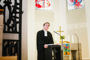 Kirche Priester