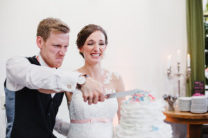 Hochzeitstorte anschneiden