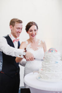 Hochzeitstorte anschneiden