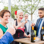 Anstoßende Hochzeitsgesellschaft