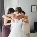 Anziehen des Brautkleids