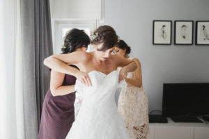 Anziehen des Brautkleids