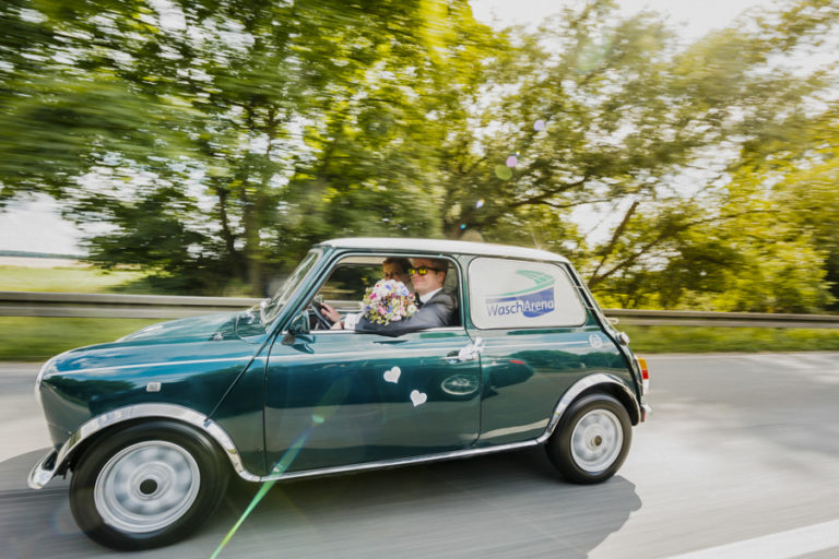 Hochzeitsfoto auf der Fahrt