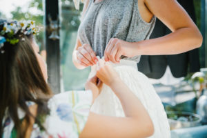 Brautkleid anziehen